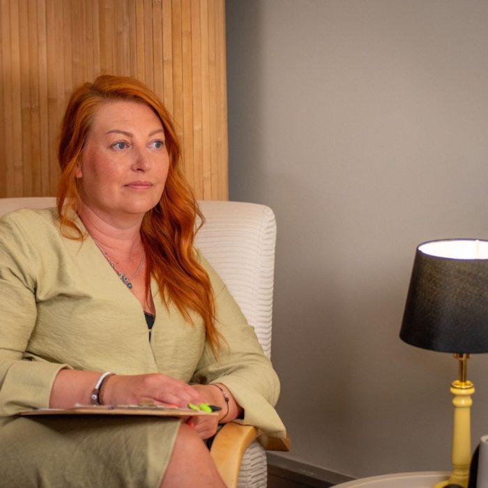 Lyhytterapeutti Katja Laurila vastaanotolla
